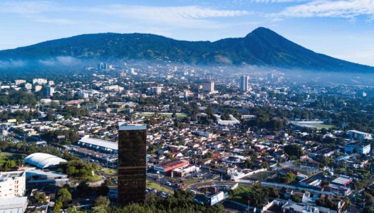 El Salvador mejora su calificación de riesgo